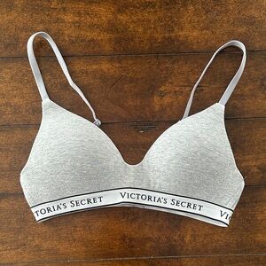 Victoria’s Secret t shirt lightly lined wireless bra 32A